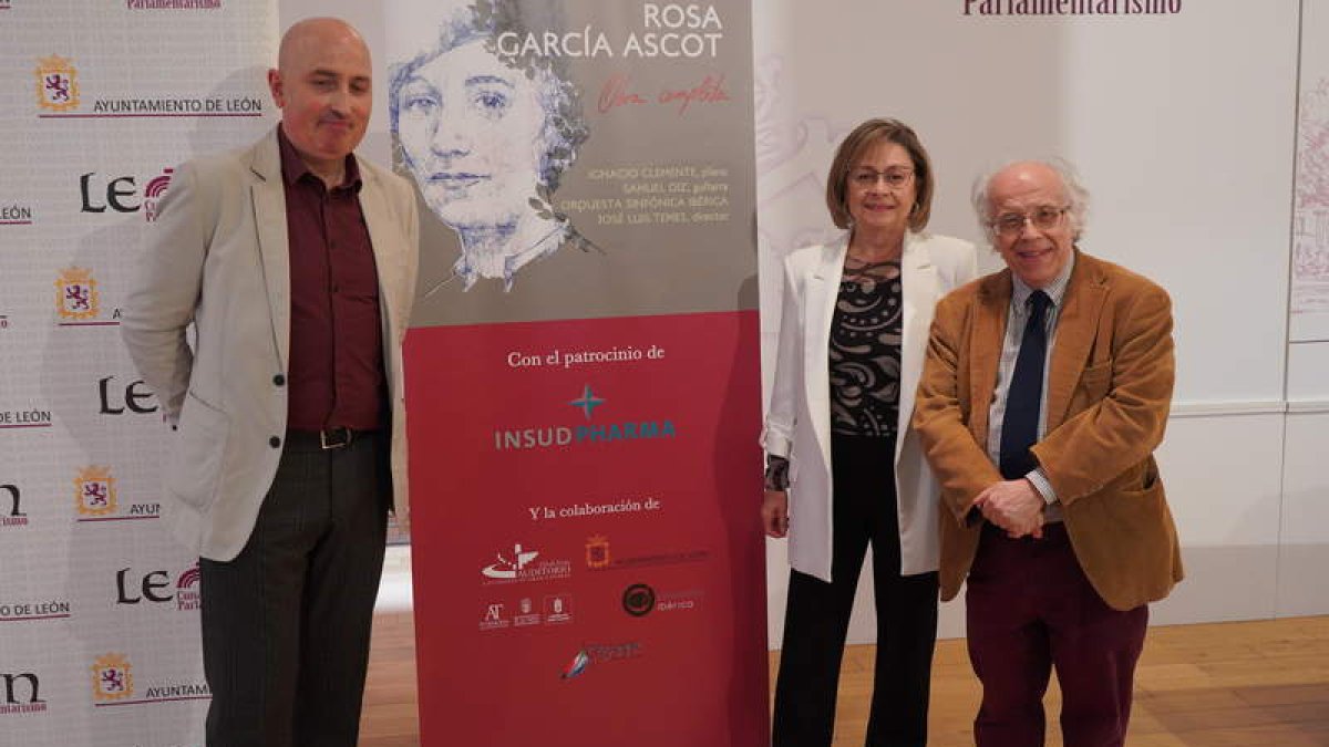 Miguel Fernández Llamazares, Evelia Fernández y José Luis Temes, ayer, en el Ayuntamiento de León. J. NOTARIO