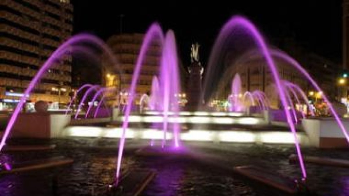 Aspecto que ofrece la fuente de Guzmán con las nuevas tonalidades de la iluminación recién estrenada