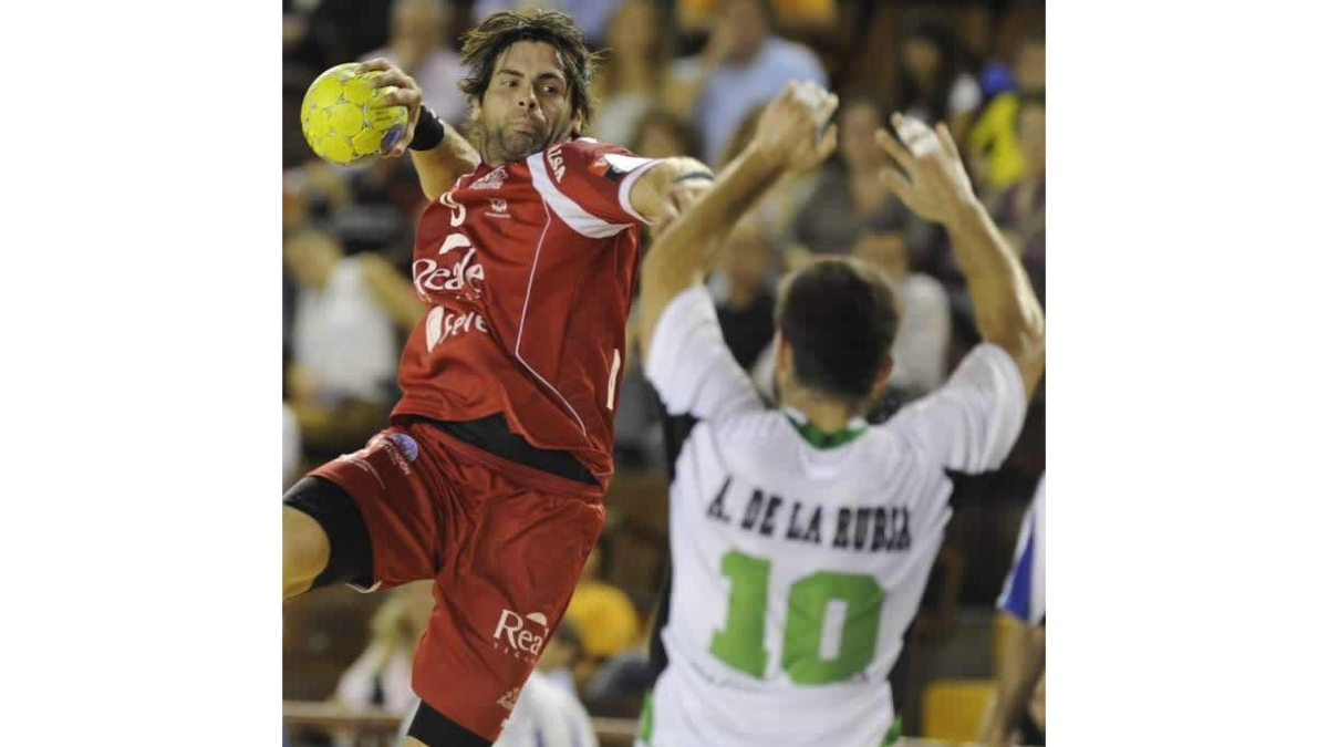 Antonio García, autor de cuatro goles, intenta un lanzamiento ante la oposición de De la Rubia.