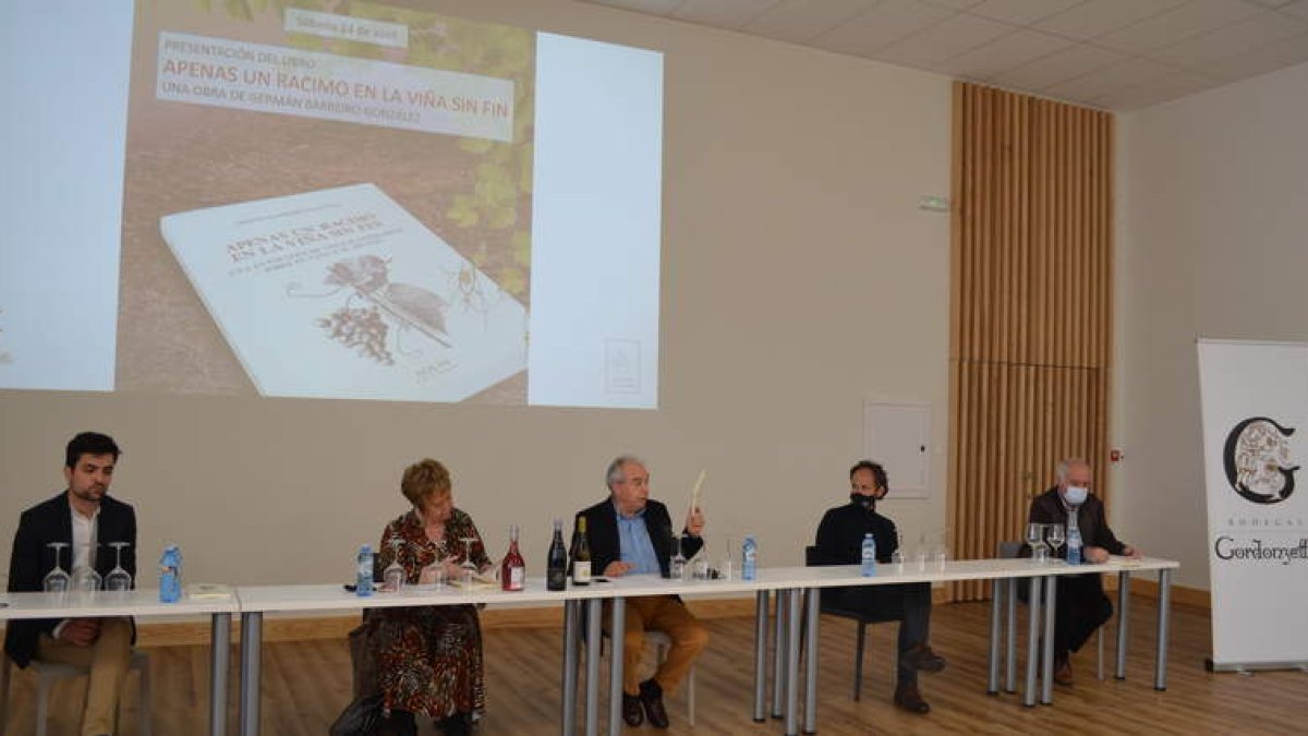 Sergio Paniagua, Isabel Mijares, Igancio Marcos, Héctor Escobrar y Alfonso García, ayer, durante la presentación del libro en las instalaciones de Gordonzello. MEDINA