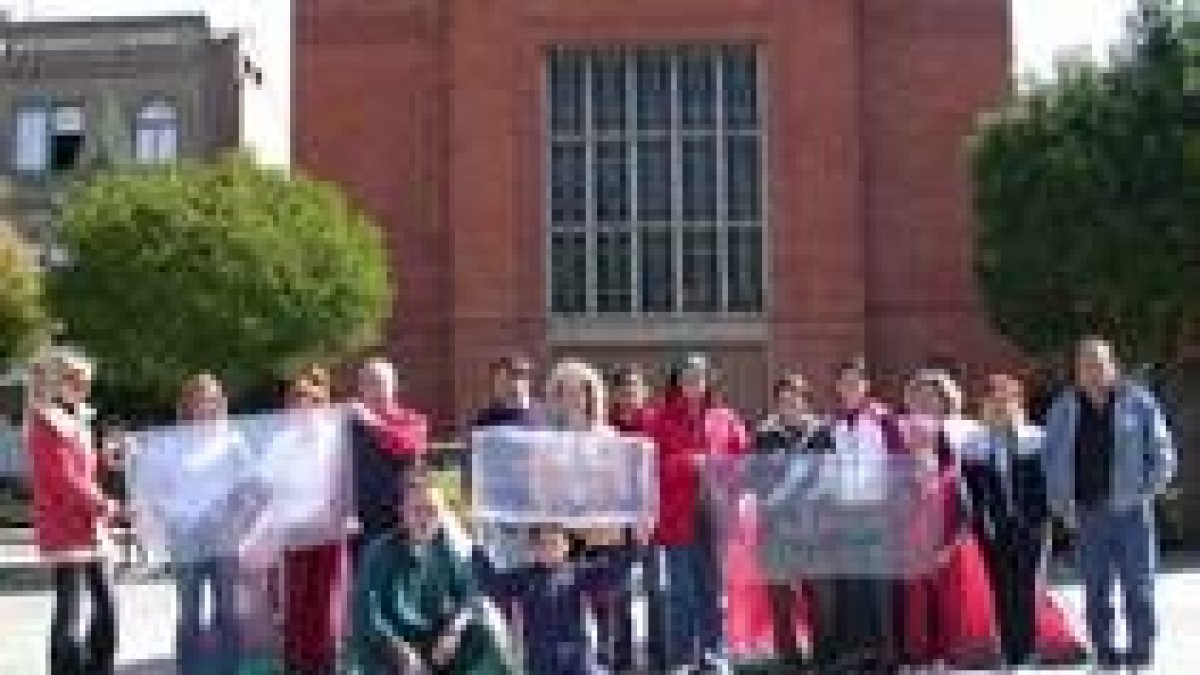La protesta se realizó en medio del pueblo, junto a la iglesia de Veguellina