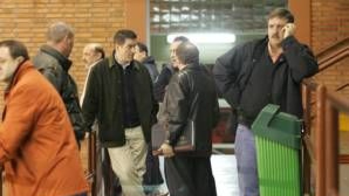 Juan Arias en el Palacio de Deportes al lado de los técnicos Manolo Cadenas y Gustavo Aranzana