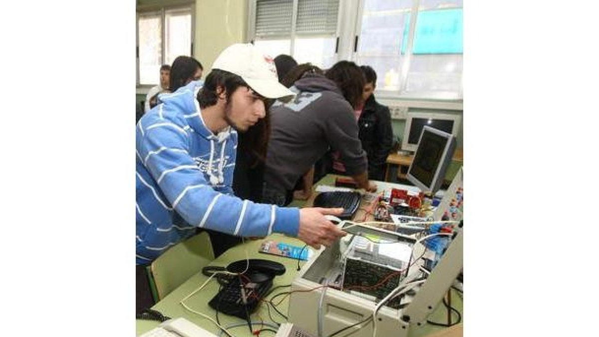 Un alumno en la jornada de puertas abiertas del Iesve.
