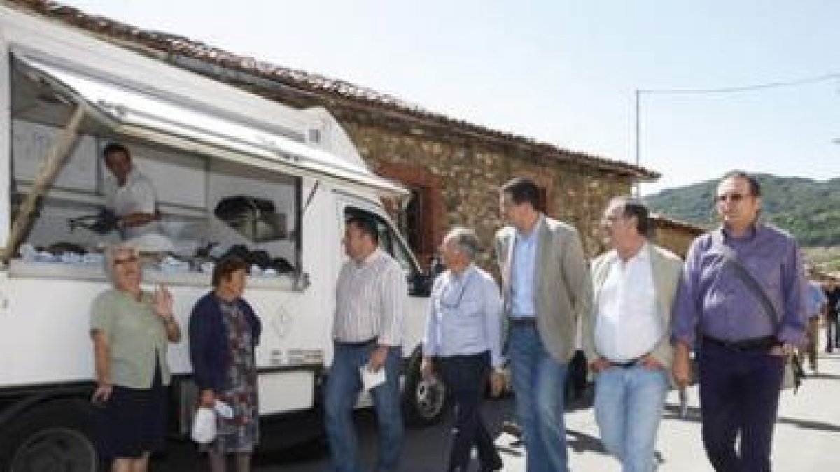 El líder socialista observa un puesto de venta ambulante