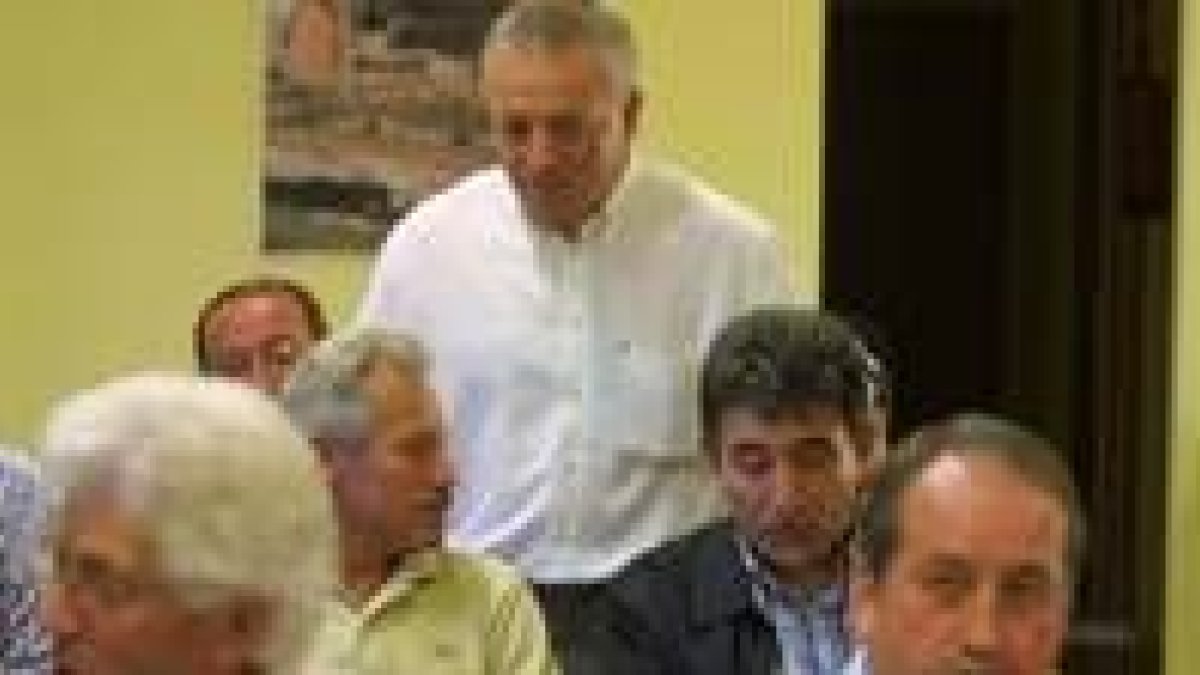 En segundo término, Clemades Rodríguez, Alfredo de Arriba y Jesús Esteban, en el pleno de ayer