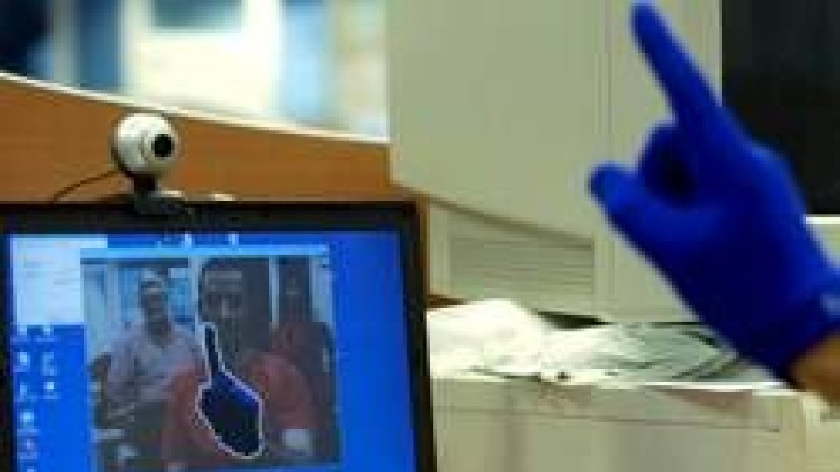 Los premiados, Ana Isabel Obregón (D) y Juan Calero (I), reflejados con una web cam en la pantalla