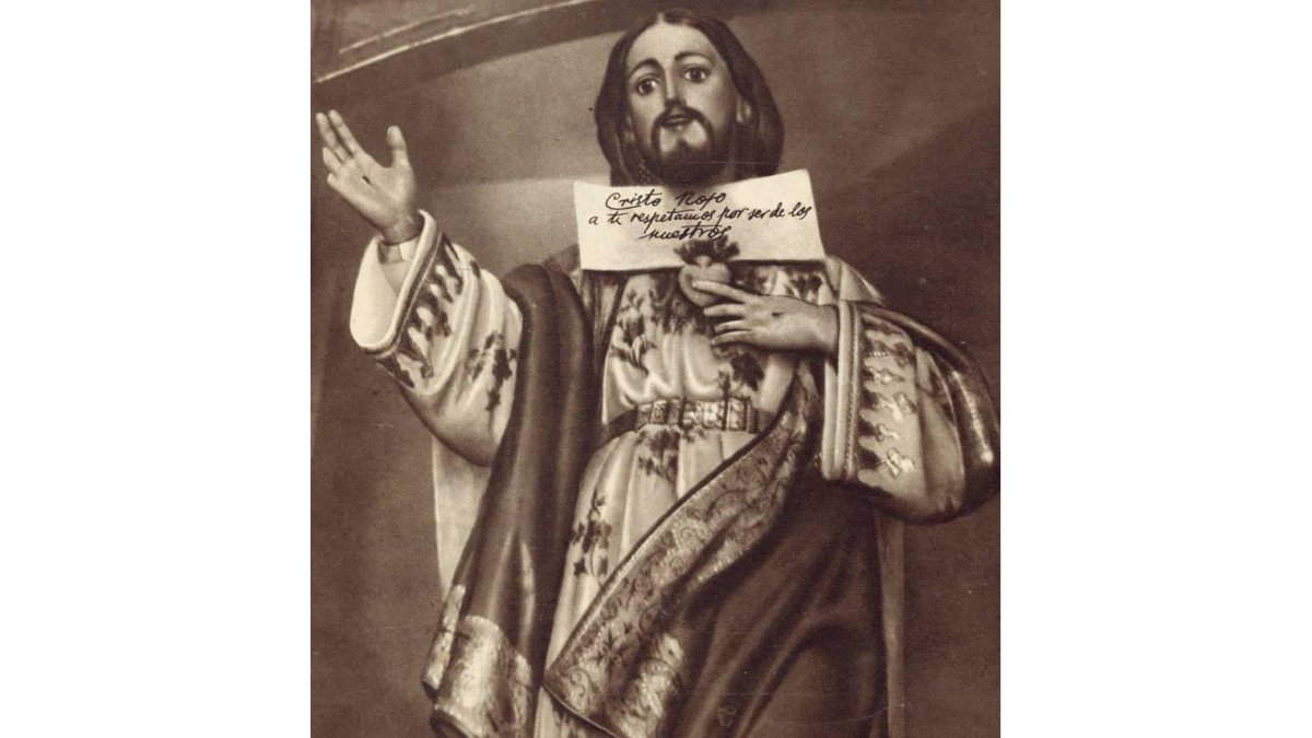 El Cristo 'rojo' de Bembibre con el cartel que le colgaron