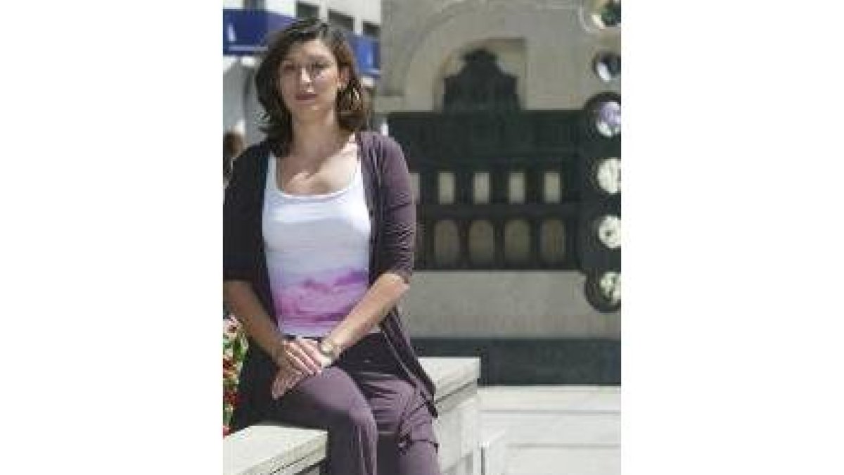 Susana Travesí, en la calle Ordoño II, delante de la fachada del Ayuntamiento de la capital