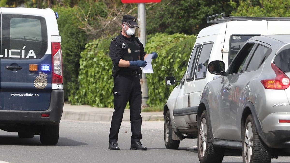 Control de la Policia Nacional en la Avenida de Galicia de Ponferrada. LUIS DE LA MATA