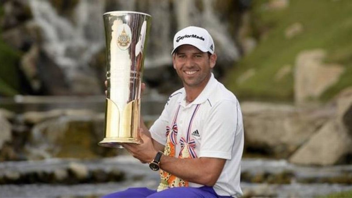 Sergio García posa con el trofeo conquistado en Tailandia.