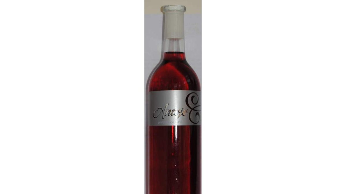 Rosado de atractivo color rosa fresa con reflejos violáceos. Potente en nariz, con aromas a fresas, moras, piruletas ytambién fruta escarchada. En boca es un vino fresco,de entrada dulce y paso largo, con una buena acidez yfinal persistente y chispeante.
