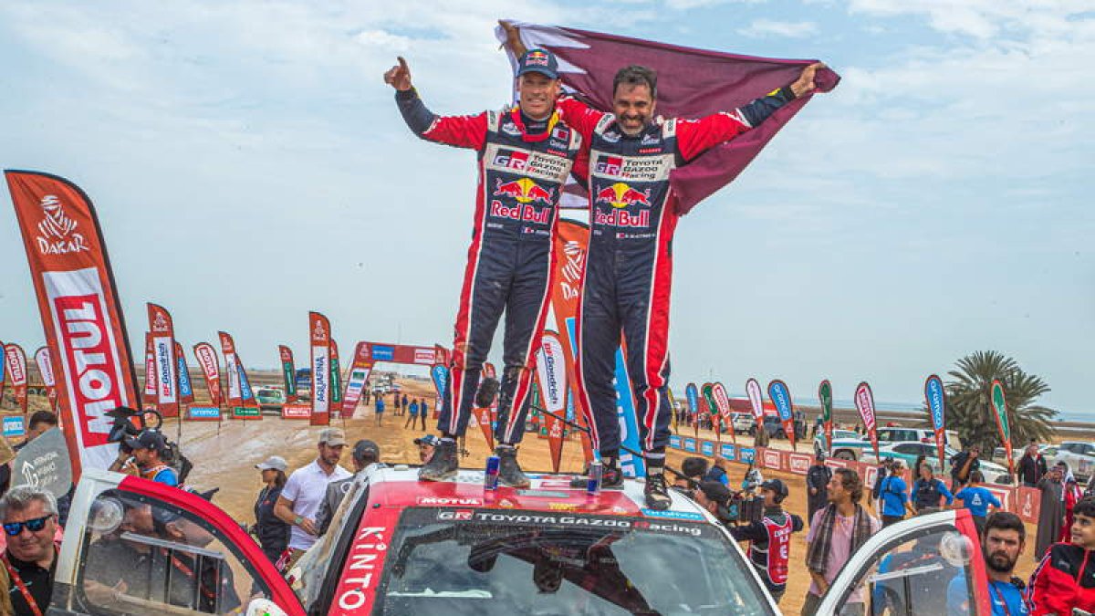 Al-Attiyah celebra junto a su copiloto el triunfo en el Dakar. EATON