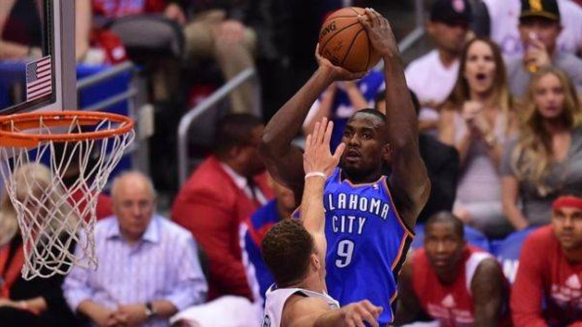 Ibaka lanza a canasta ante Griffin antes de lesionarse en el gemelo, durante el sexto partido de la semifinal del Este de la NBA.