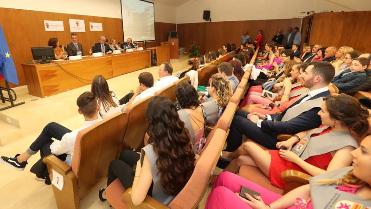 Marín, ayer, en la graduación de Fisioterapia, que sucedió a la de Enfermería en el campus. L. DE LA MATA