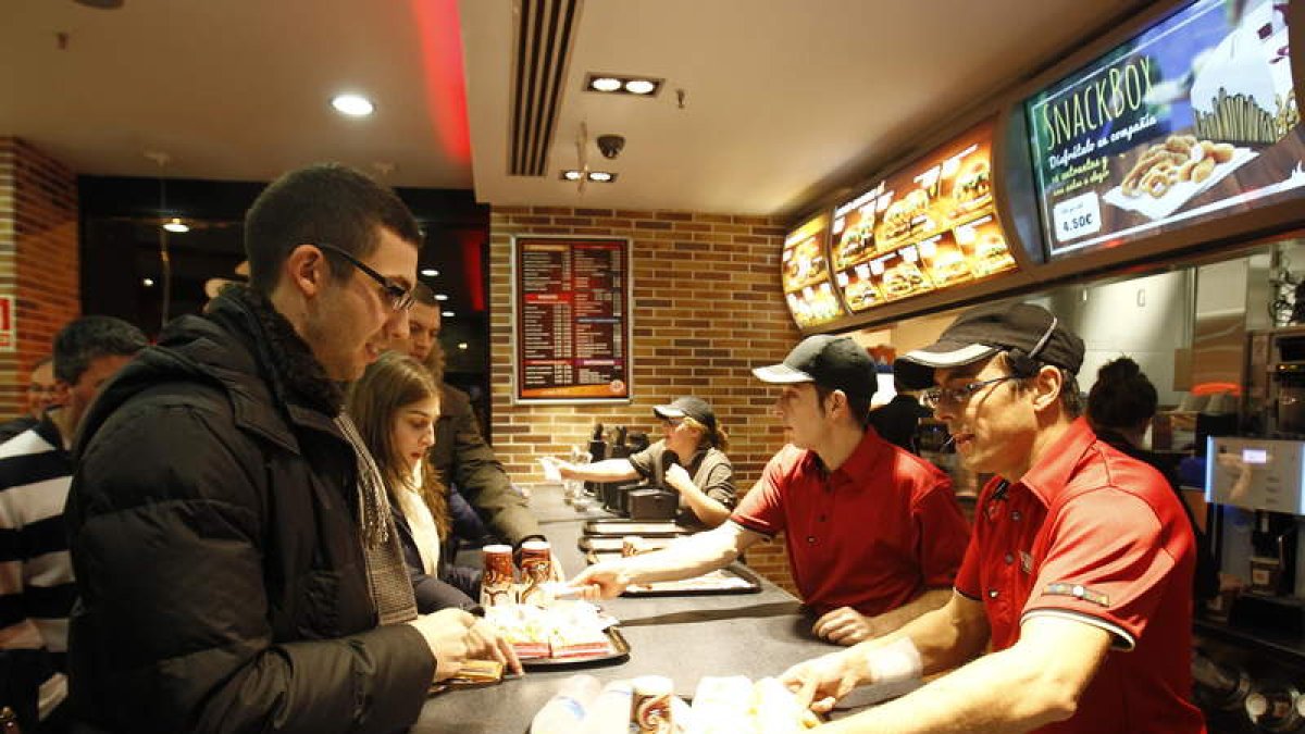 Clientes de Burguer King, en la jornada inaugural de ayer por la tarde en el nuevo establecimiento de Carrefour.