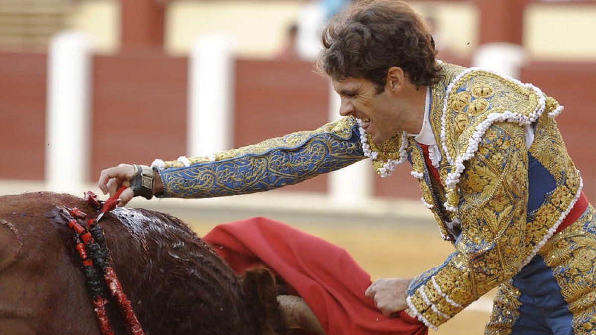 José Tomás entra a matar con la espada al segundo toro durante la cuarta corrida de la Feria de la Virgen de San Lorenzo de Valladolid.
