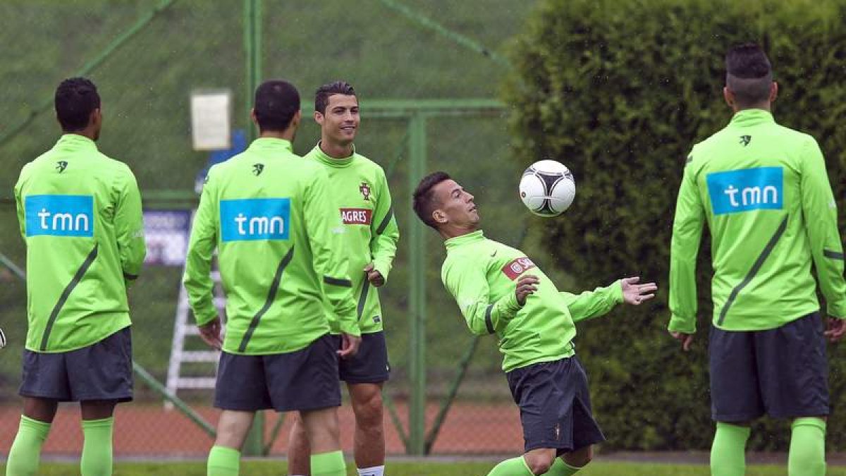 Cristiano Ronaldo sonríe en un entrenamiento con sus compañeros de selección.