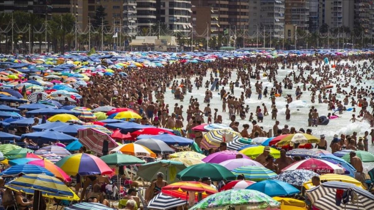 Veraneantes en la playa de Benidorm el pasado agosto.