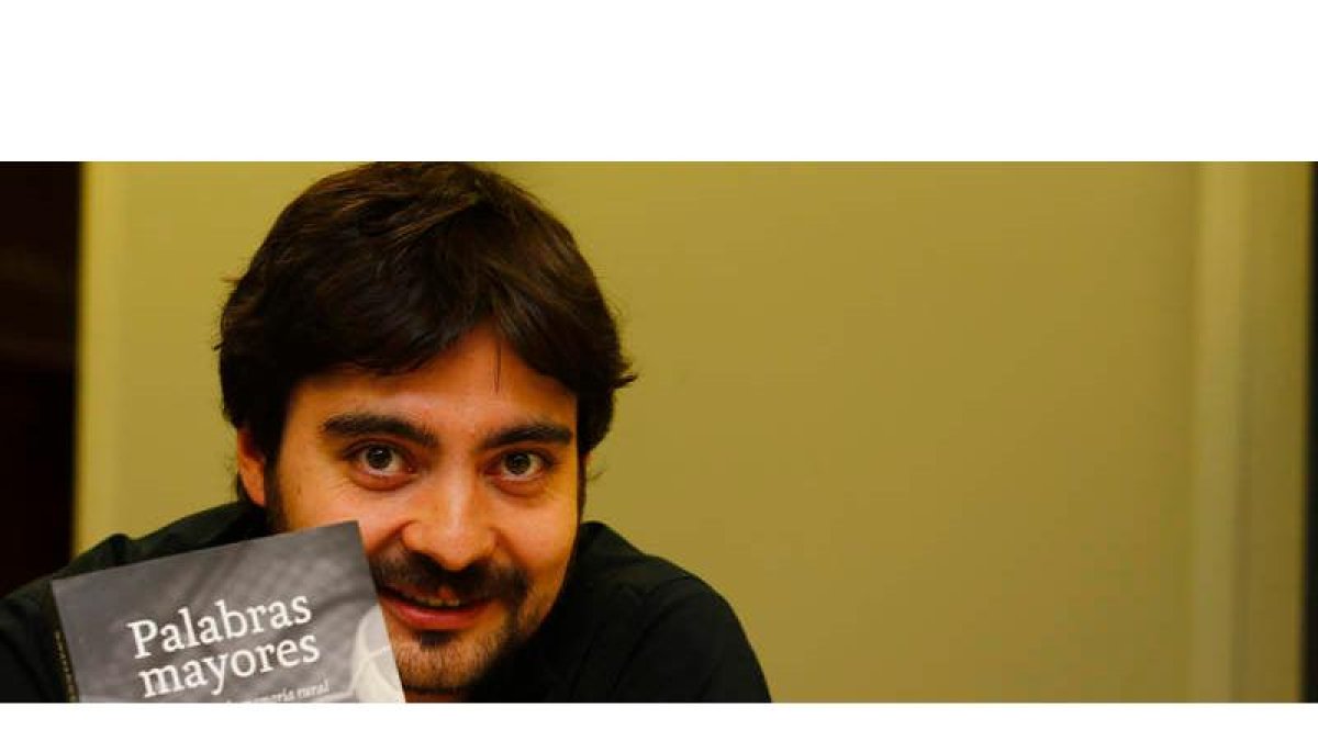 Emilio Gancedo con su libro con el que participará en el Club de Lectura de la Universidad. RAMIRO