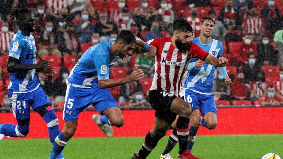 Villalibre trata de escaparse de un defensor del Rayo. TOÑA