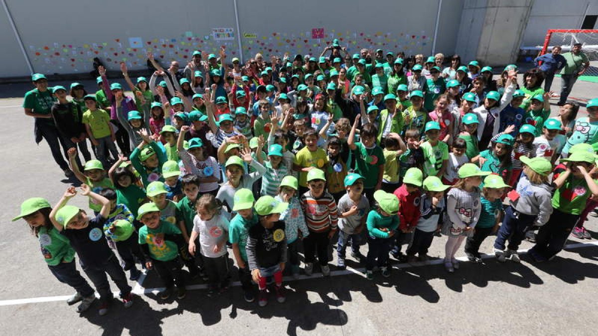 El CRA La Abadía reunió ayer en Carracedelo a los 114 niños escolarizados en sus cinco centros.