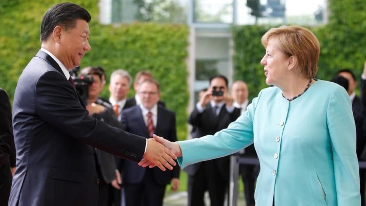 La cancillera alemana Angela Merkel da la bienvenida al presidente chino Xi Jinping.