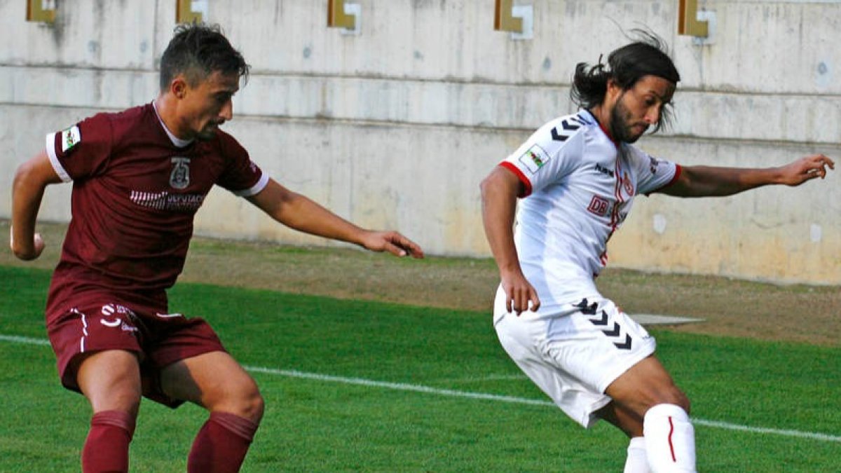 Mario Ortiz, a la derecha, se mide hoy con el Pontevedra al que fue su equipo, la Cultural. FERNANDO OTERO