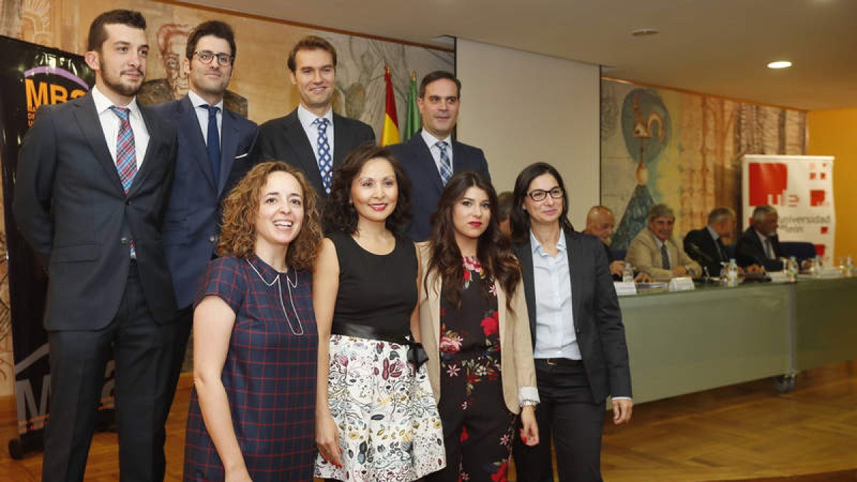 Los nuevos graduados posaron ayer en el acto que se celebró en El Albéitar. JESÚS F. SALVADORES