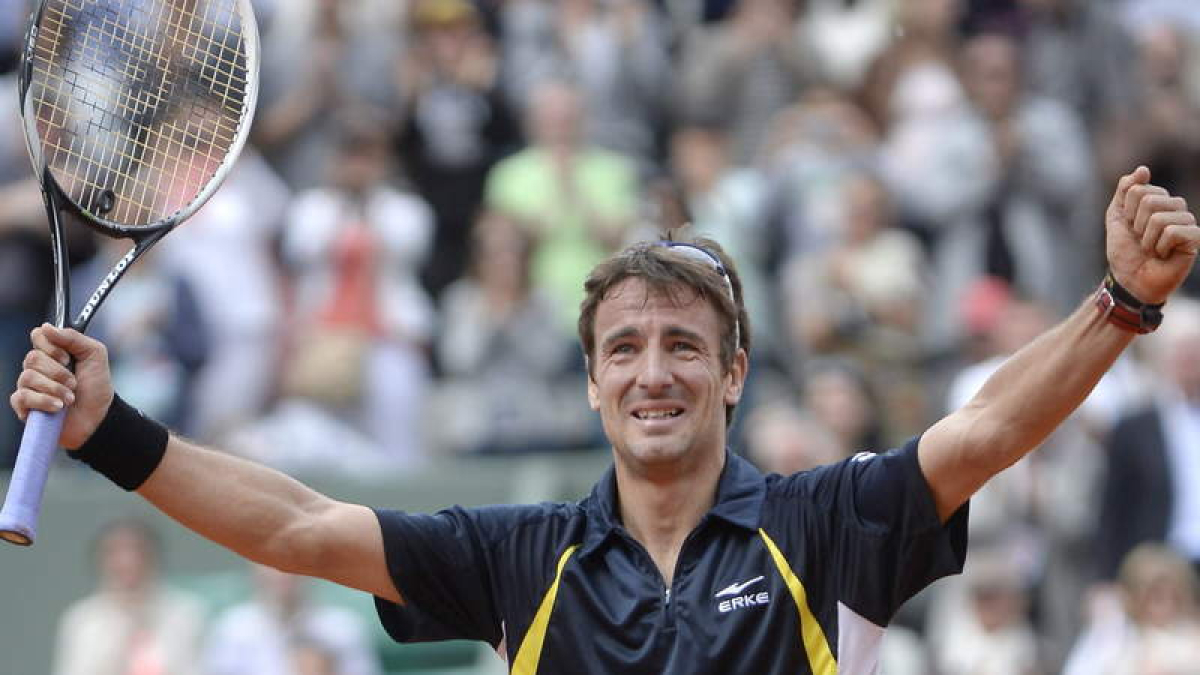 Tommy Robredo, con lágrimas en los ojos, celebra su remontada ante Nico Almagro.