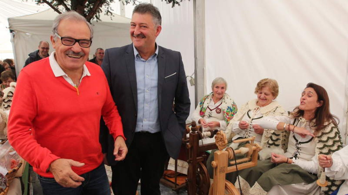 José Luis Prada y Ángel Calvo, junto a las hilanderas tras la inauguración del mercado. ANA F. BARREDO