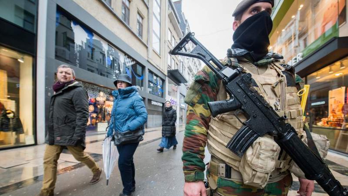Soldados y policías recorren la rue Neuve, la mayor calle comercial de Bruselas