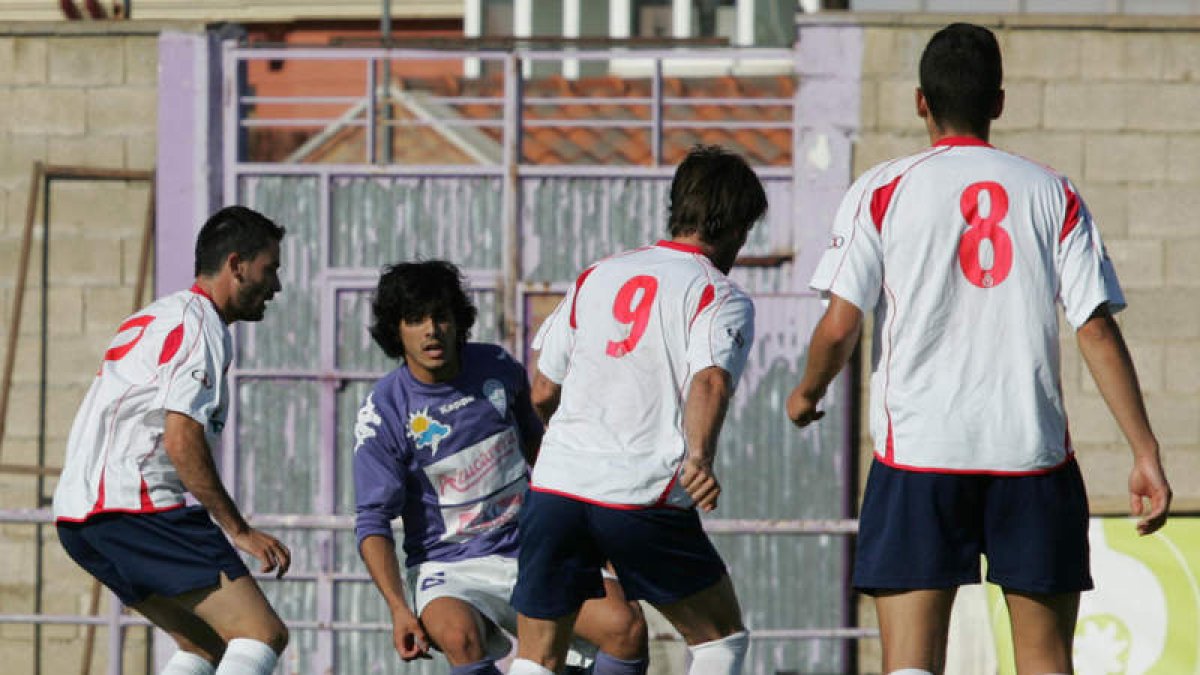 Mateo logró el gol de la igualada bañezana con un espléndido remate.