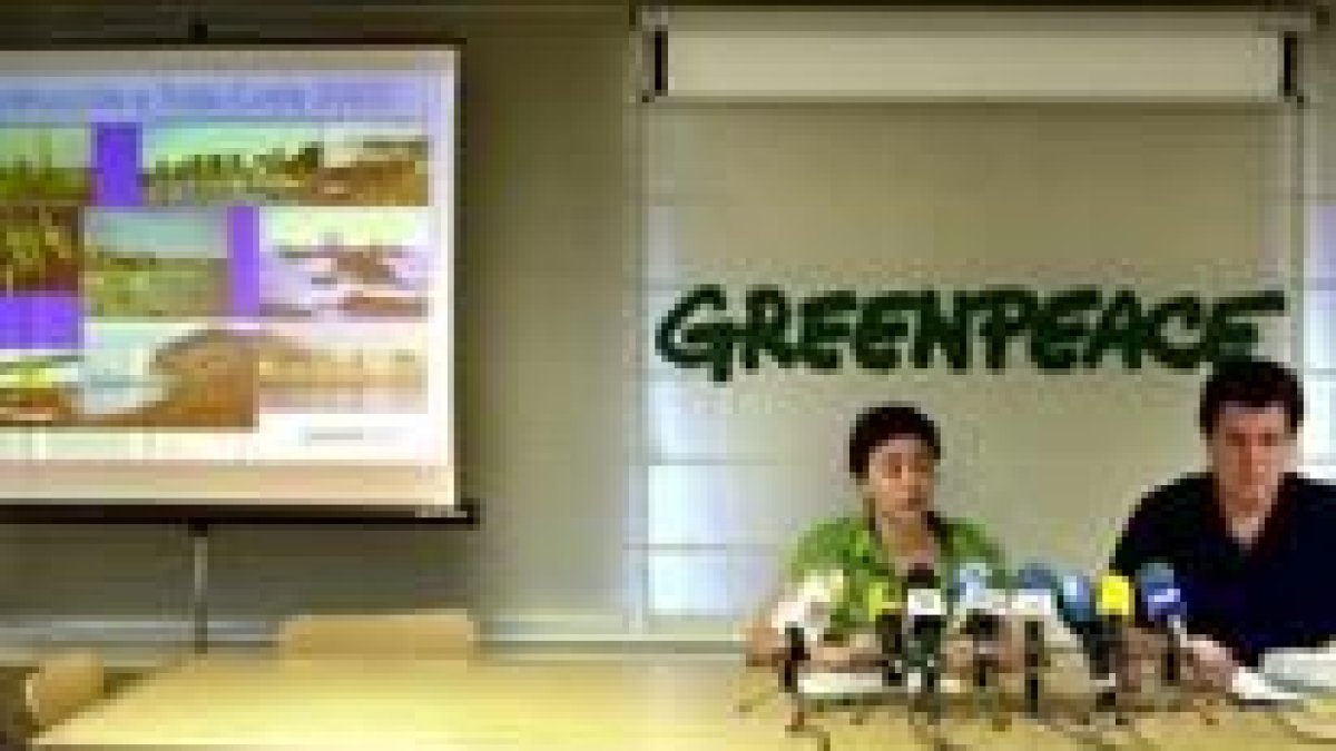 La responsable de la campaña de costas y el director de Greenpeace España