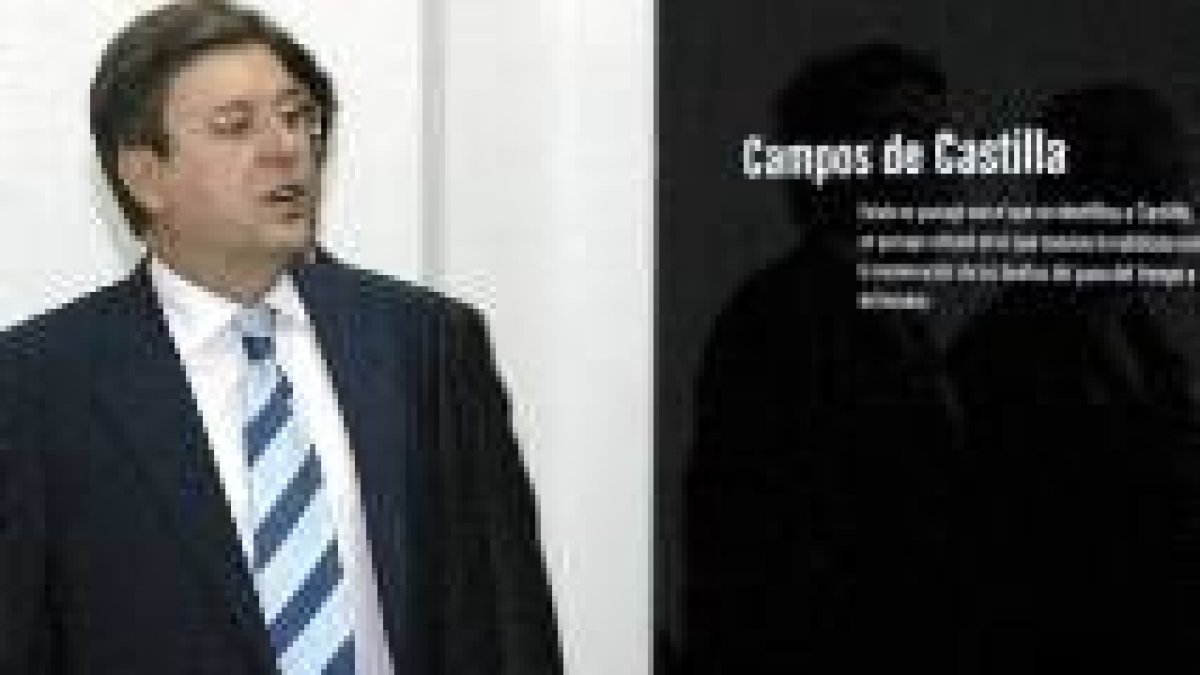 Fernández Santiago, durante la inauguración de la exposición