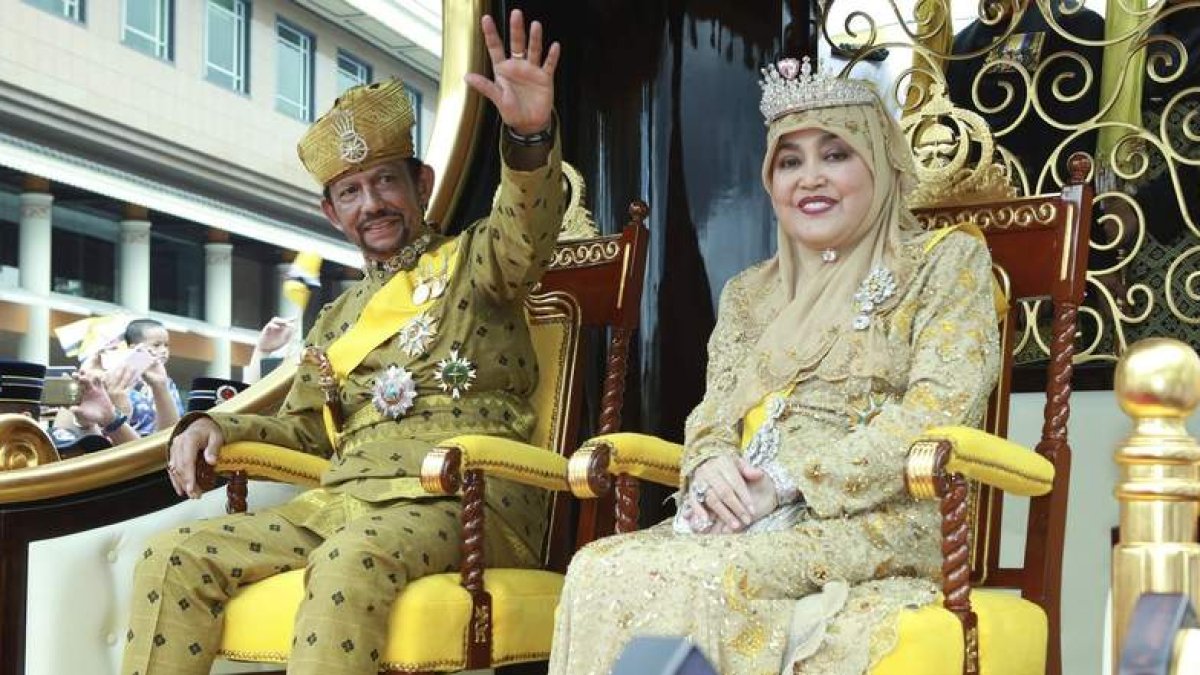 El sultán Hassanal Bolkiah, ayer acompañado por su primera esposa, Pengiran Anak Saleha. EFE