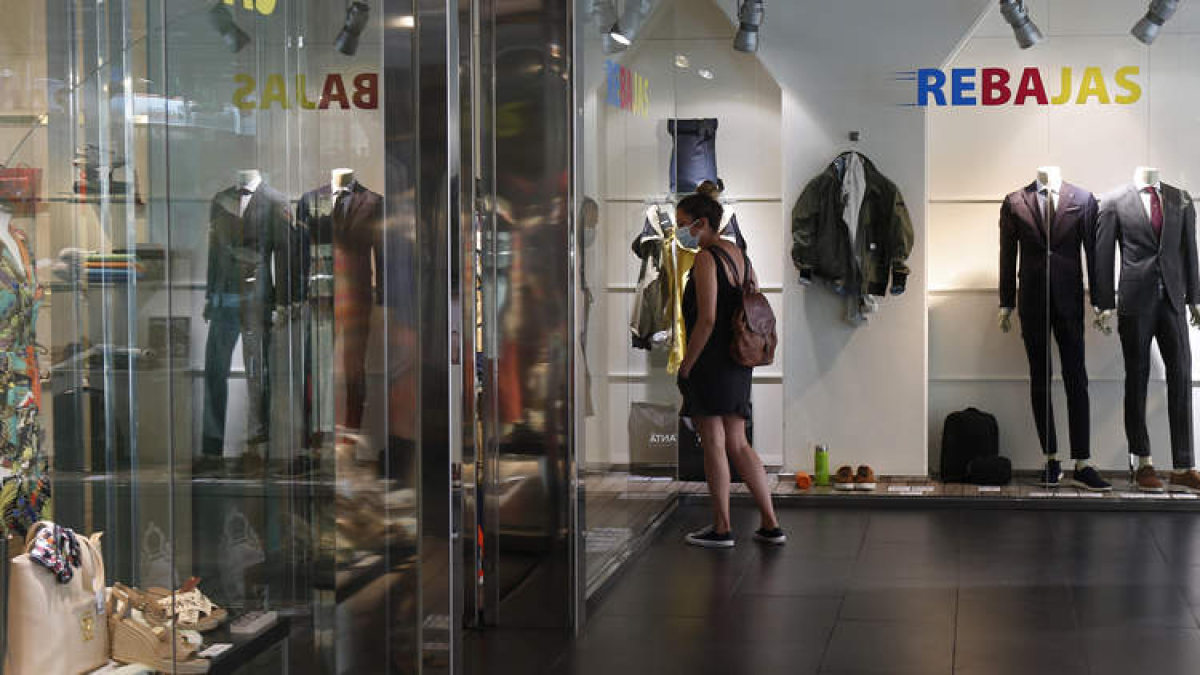 Las tiendas de moda adelantan las rebajas con precios atractivos para amortiguar la caída de las ventas por el covid. FERNANDO OTERO