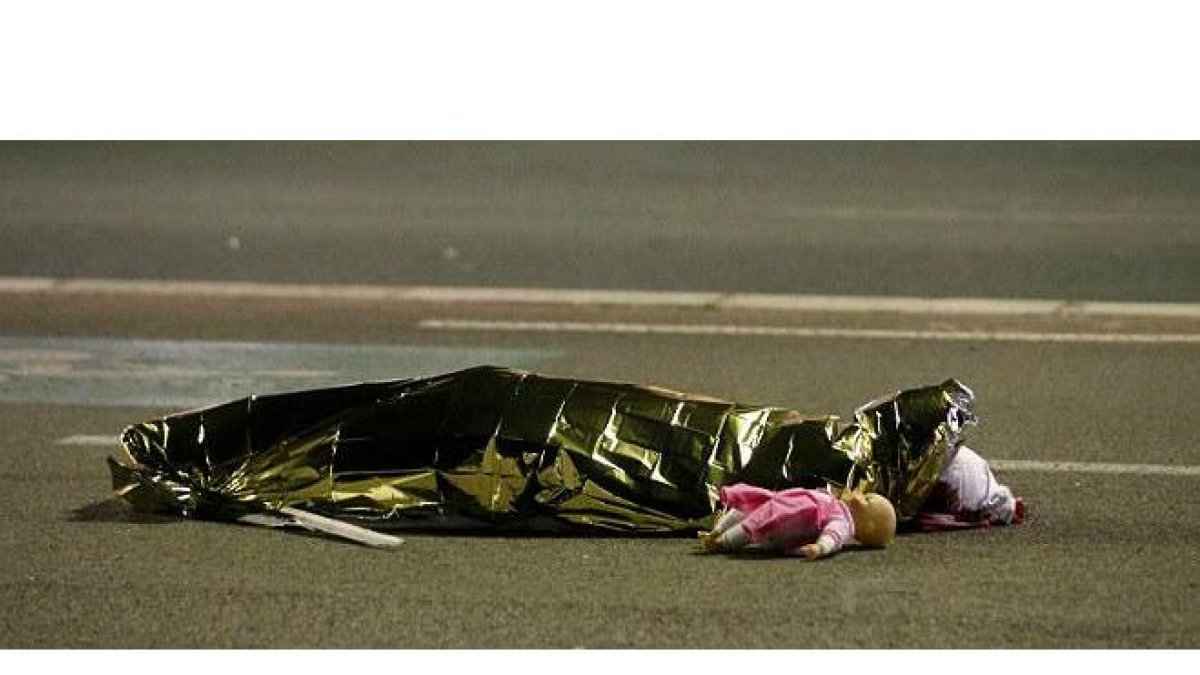 Un conductor arrolla con un camión a la multitud y causa al menos 73 muertos.