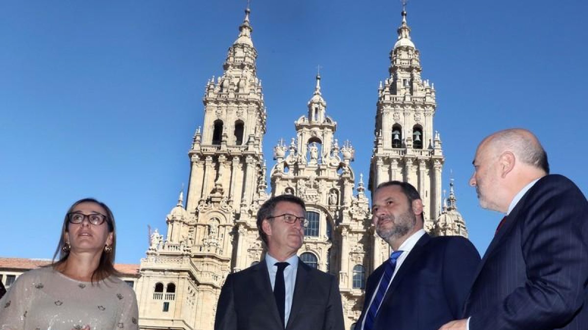 2d), acompañados por el delegado del Gobierno en Galicia, Abel Losada (d) y la conselelira de Infraestructuras de la Xunta, Ethel Vázquez se saludan esta tarde en la Plaza del Obradoiro antes de mantener un encuentro de trabajo.