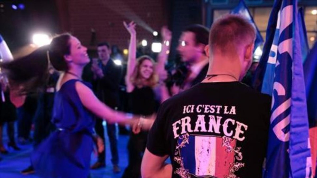 Seguidores de Marine Le Pen, ayer en Hénin-Beaumont.