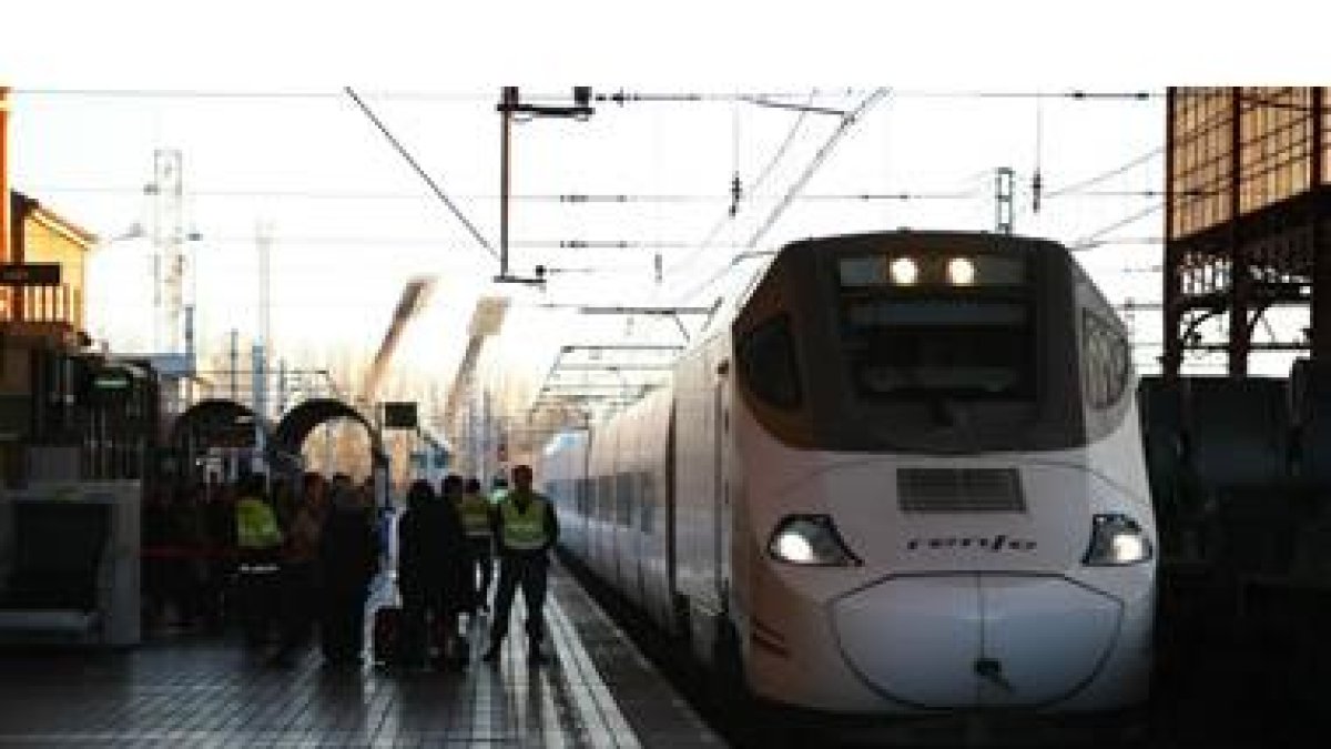 Un Alvia se dispone a salir rumbo a Madrid en la estación de León.