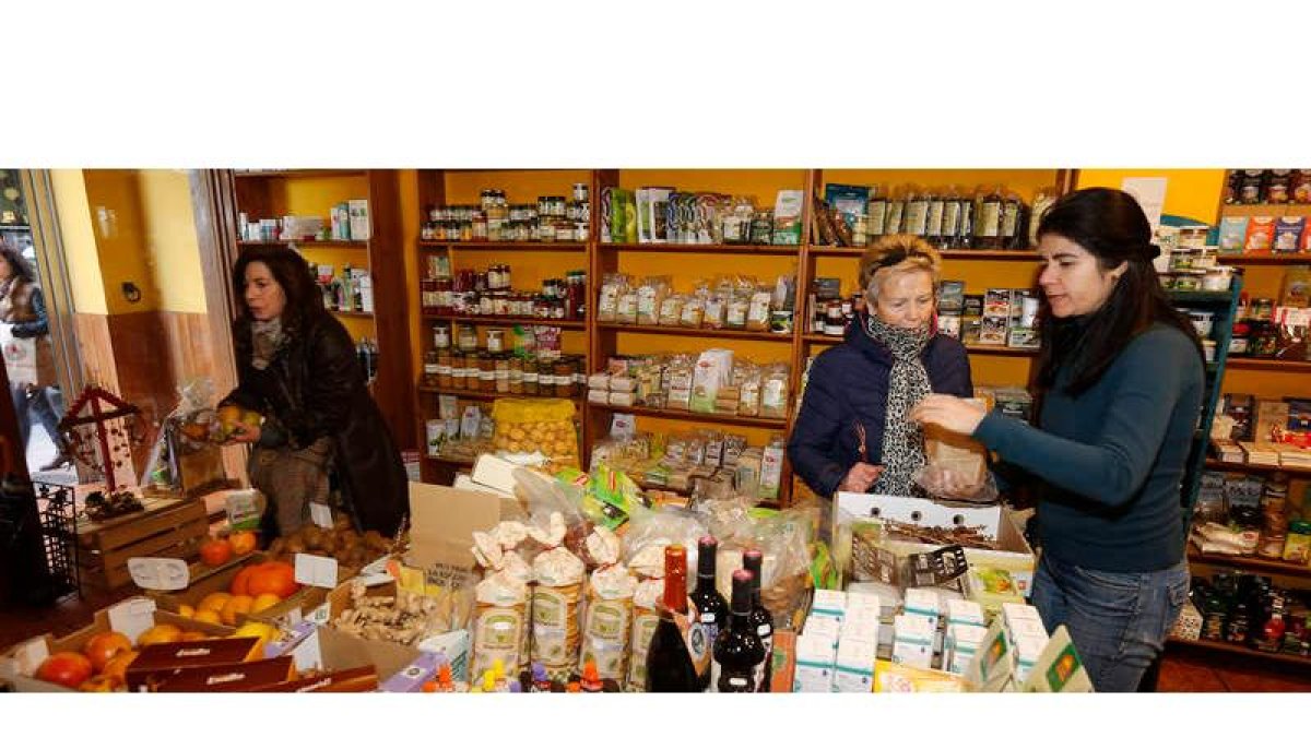 La preocupación por la salud y unos precios más ajustados han devuelto a la cesta de la compra de los leoneses los productos frescos y ecológicos. marciano
