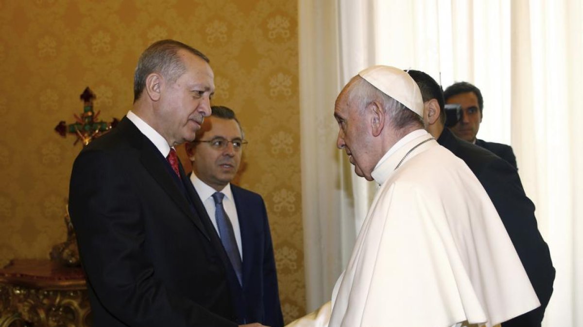 El papa Francisco saluda al presidente turco Erdogan a su llegada al Vaticano.