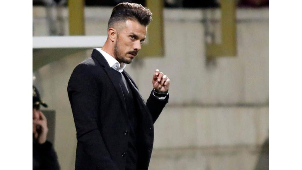 Rubén de la Barrera tendrá que ver el partido en la grada. MARCIANO