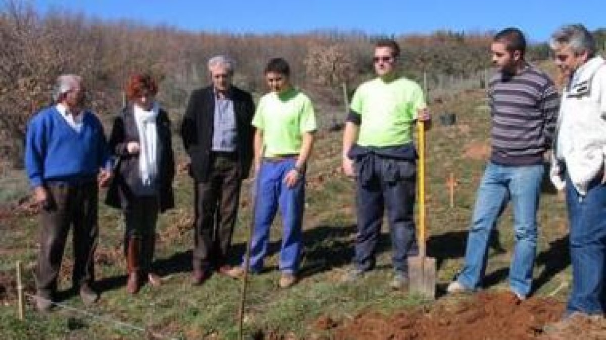 Azuara, tercero a la izquierda, junto a técnicos y cultivadores, ayer en la plantación de Noceda del