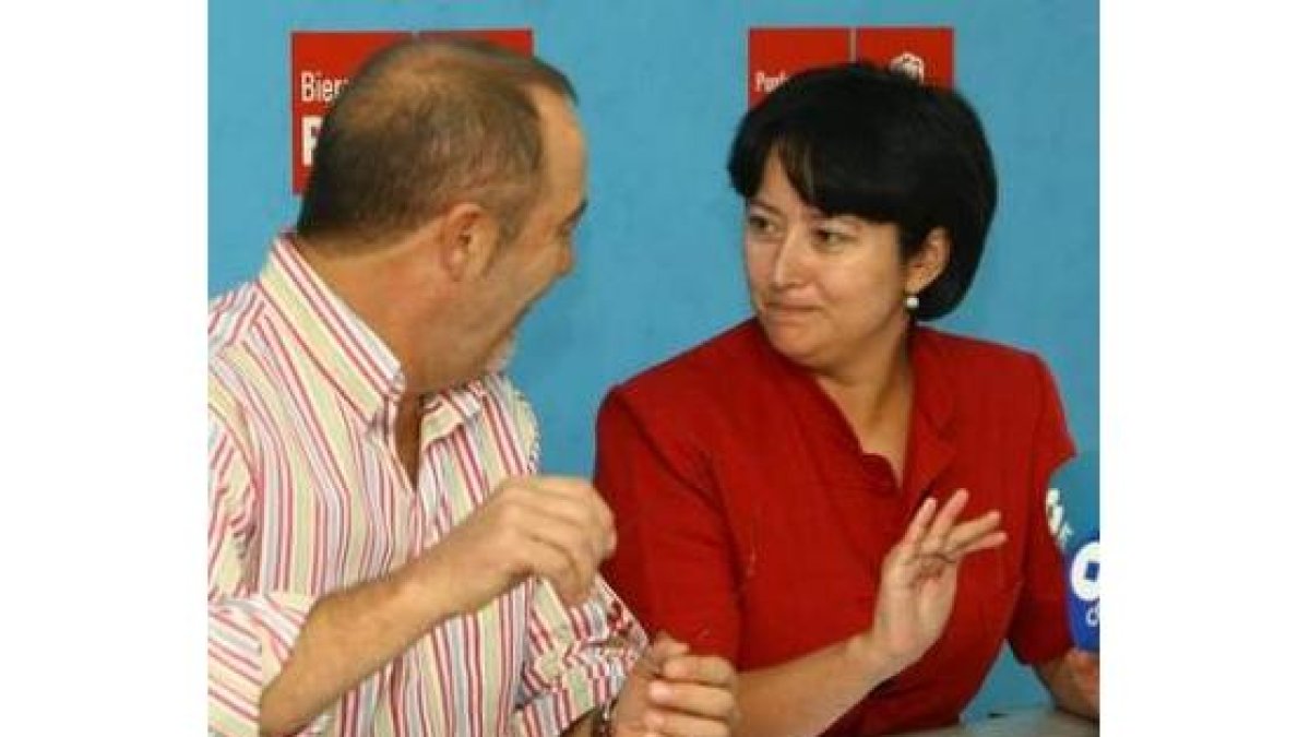 Ángela Marqués y Aníbal Fernández charlan poco antes de iniciar la rueda de prensa.