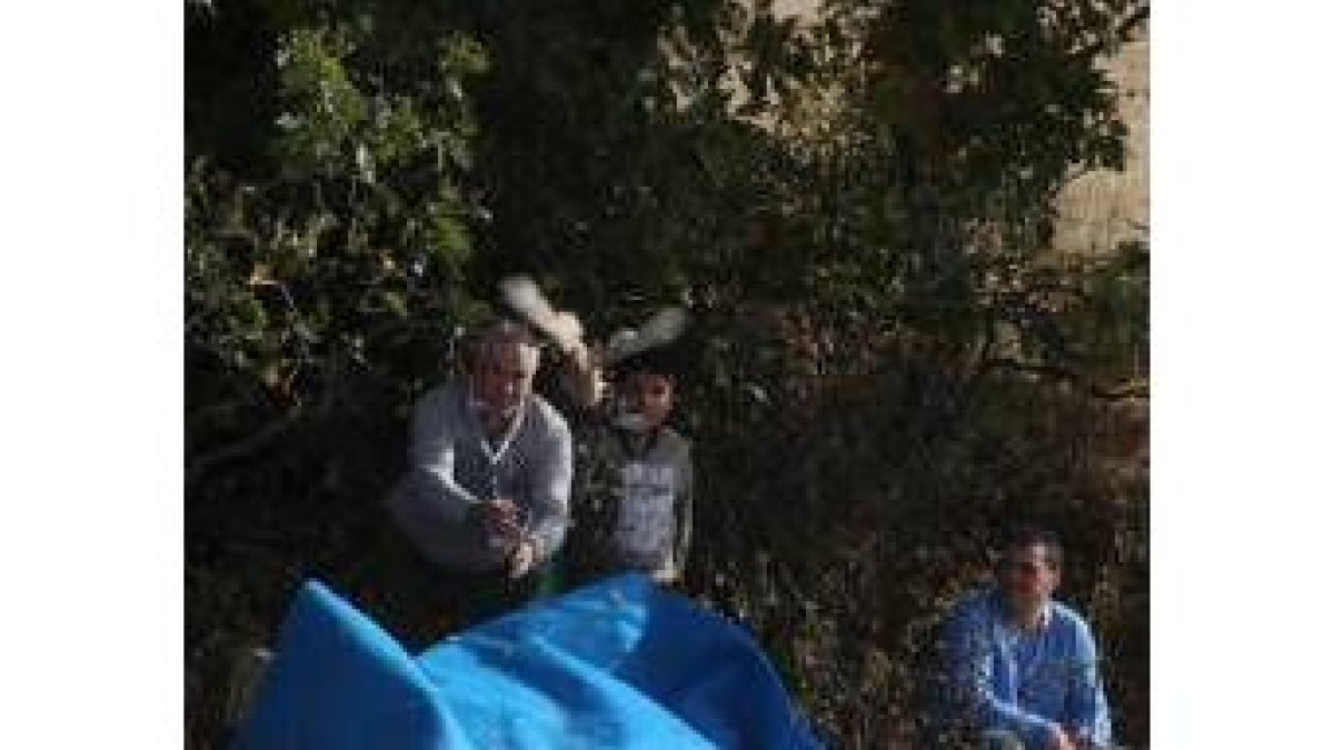 Suelta de una presa desde un puesto de un campo de vuelo