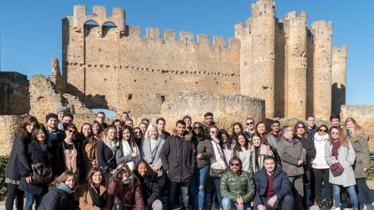 El grupo de universitarios europeos posa delante del castillo de la villa coyantina. DL