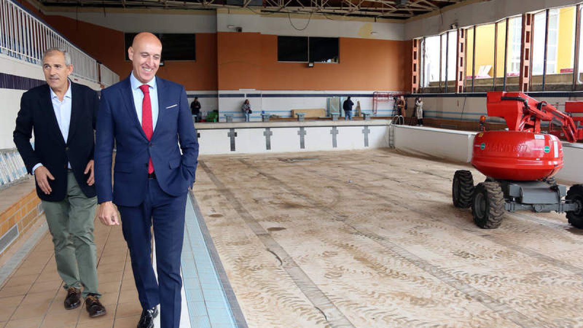 Diez junto a Canuria en su visita a las obras en la piscina. DL