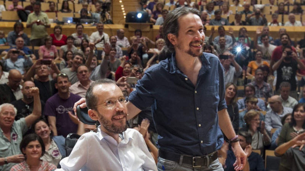 Echenique, junto a Iglesias, en un acto celebrado en Zaragoza el pasado mes de mayo. JAVIER CEBOLLADA
