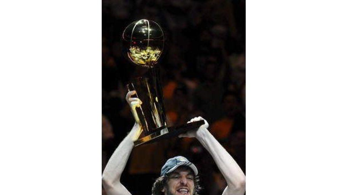 Pau Gasol sostiene el trofeo de la NBA.